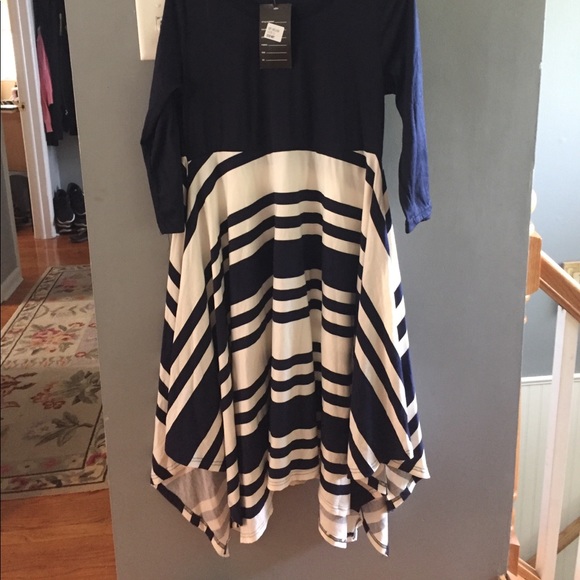 Handkerchief style dress. Navy and white sz S - Picture 6 of 6